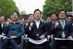 이재명, 대세론 업고 개헌안 굳히기 