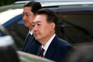 탈당한 윤석열, 두번째 포토라인…'내란에 직권남용 추가' 재판