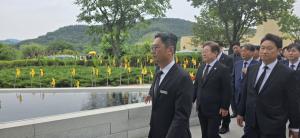 [현장] 이재명, 노무현 서거 16주기 묘소 참배 뒤 눈물 흘려