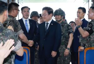 李대통령, 전방부대 장병 격려…