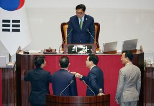 민주당, 국민의힘 불참 속 4개 상임위원장 단독 선출